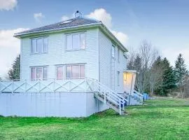Cozy Home In Harøy With House Sea View