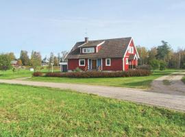 Stunning home in Bolms with 4 Bedrooms, Sauna and WiFi, hôtel à Bolmsö