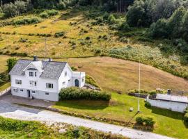 Gorgeous Home In Mittet With Kitchen, hotelli kohteessa Mittet