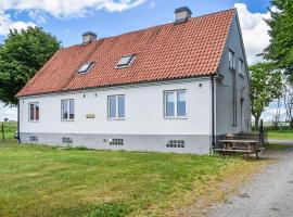 Nice Home In Tomelilla With 5 Bedrooms And Wifi, hytte i Tomelilla