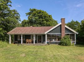 Lovely Home In Brkne-hoby With House Sea View, villa en Bräkne-Hoby