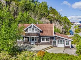 Amazing Home In Lindesnes With 5 Bedrooms, Indoor Swimming Pool And Wifi, hótel með sundlaugar í Svenevik