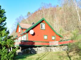 Beach Front Home In Lyngdal With House Sea View, hotell i Lyngdal