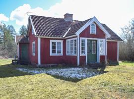 2 Bedroom Nice Home In Stubbemla，Ålem的有停車位的飯店