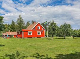 Beautiful Home In Mullsj With Kitchen – domek wiejski w mieście Mullsjö