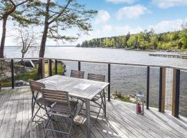 Beautiful Home In Lidkping With House Sea View, hytte i Lidköping