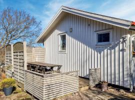 Nice Home In Skrhamn With Wifi And 2 Bedrooms, hotell i Skärhamn