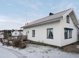 Awesome Home In Grebbestad With 4 Bedrooms And Wifi, cottage in Grebbestad