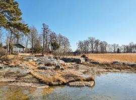 Amazing Home In V&auml;nersn&auml;s With Wifi, hotel na praia em Hallby