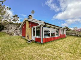 Amazing Home In Hviksns With Kitchen, cabaña o casa de campo en Höviksnäs