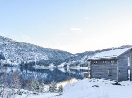 Nice Home In Masfjordnes With House Sea View, prázdninový dům v destinaci Masfjorden