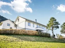 2 Bedroom Cozy Apartment In Bjordal