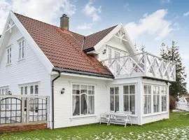 Gorgeous Home In Fjell With Wifi
