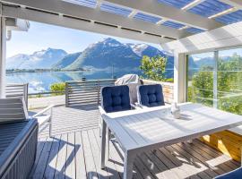 2 Bedroom Awesome Home In Isfjorden โรงแรมที่มีที่จอดรถในIsfjorden