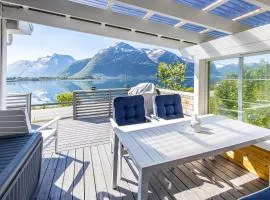 2 Bedroom Awesome Home In Isfjorden