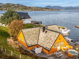 Amazing Home In Kvamsy With Jacuzzi, вила в Sandvik