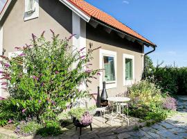 Nice Home In Oskarshamn With 2 Bedrooms And Wifi, semesterboende i Oskarshamn