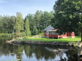 Stunning Home In Ljungbyholm With Lake View, alquiler vacacional en Örsjö