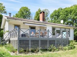 Awesome Home In Hjälteby With Wifi, Hotel in Hjälteby