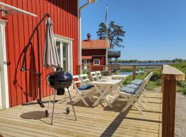 Lovely Home In Vnersborg With Lake View, hotel Vänersborgban