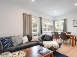 Bird & Fish - Napier Holiday Home, παραλιακή κατοικία σε Napier