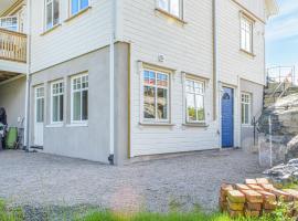 2 Bedroom Beach Front Apartment In Sgne, hotel in Søgne