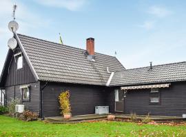 Amazing Home In Ljungby With Lake View, maison de vacances à Bolmsö