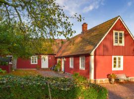 3 Bedroom Pet Friendly Home In Ystad, hytte i Ystad