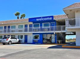 Motel 6-Corpus Christi, TX - East - North Padre Island، فندق في كوربوس كريستي
