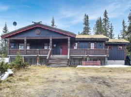 Stunning Home In Sjusjen With House A Mountain View, mökki Sjusjøenissä