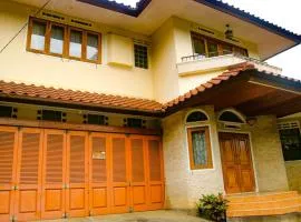 Dago Asri House (3 Bedrooms, 6 Pax, 500m2)
