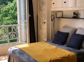 PYRENE HOLIDAYS 3 étoiles lumineux dans immeuble atypique proche des thermes et des Pyrénées, hotel en Capvern