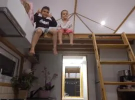 Tiny House Cluj with Jacuzzi、Sînnicoarăのタイニーハウス