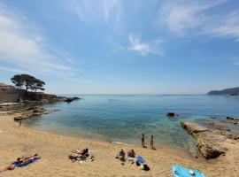 Playa Canadell MAR P primera línea de mar con terraza、カレリャ・デ・パラフルジェリのビーチ周辺のバケーションレンタル