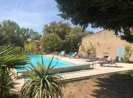LUBERON DES ARTISTES 2, hotel with pools in Apt