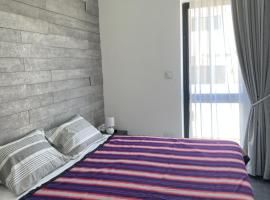 Cosy & Modern Top Floor 1-bedroom Apartment, hotel i nærheden af L-Ghazzenin Bay, San Pawl il-Baħar