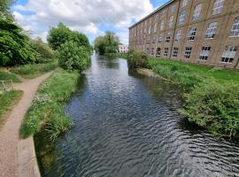 Canal Side Retreat - 2 Bedroom Apartment, hotel with parking in Heybridge