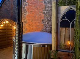 Luxury Mary's Croft with Swedish Hot tub and BBQ HUT, hotel con jacuzzi en Shrewsbury