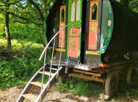 Genuine Gypsy Hut and Glamping Experience - In the Heart of Cornwall, luxury tent in Gunnislake