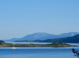 Tighnabruaich Duplex Apartment - Sea Views, hotelli kohteessa Tighnabruaich