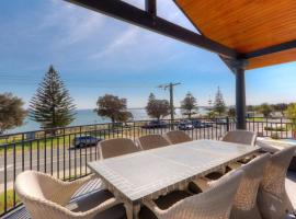 Beachfront Family Favourite Home with Pool & Views, hytte i Mandurah
