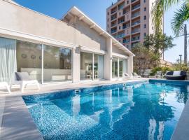 Magical Villa With Pool, hytte i Herzelia