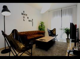 Rock & Roll Apartament -aire acondicionado en todas las habitaciones y salón-, hotel i Deltebre