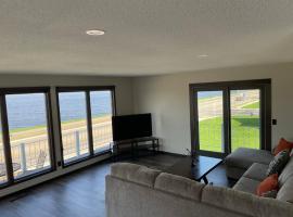 3 Bedroom Condo with Lake Pepin views with access to shared outdoor pool、Lake Cityのホテル