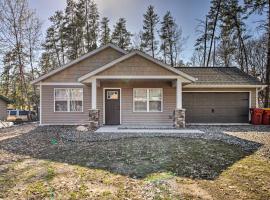 Breezy Point Cabin with Fire Pit - Walk to Lake, seoska kuća u gradu Breezy Point