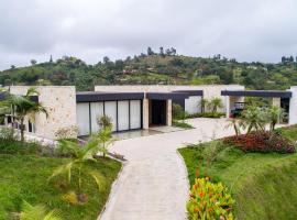 Villa al lado de la represa de Guatapé con jacuzzi y cancha de tennis privada, hotel em El Peñol