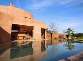 Loop - An hedonist house, hotel con piscina a Tameslouht