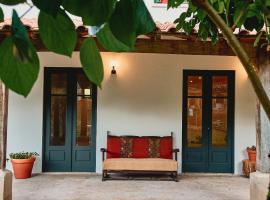 Épicos House, Your home away from home., hotel in Nogueira
