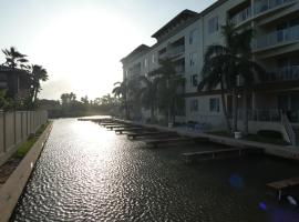 Las Marinas Condominiums with Boat Docks: South Padre Island şehrinde bir otel