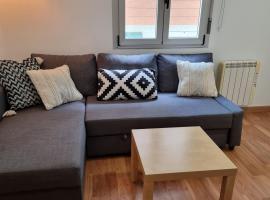 2 Bed Flat - Sleeps 6 - Pets - Pool - Parking, hotel i Vilagarcia de Arousa